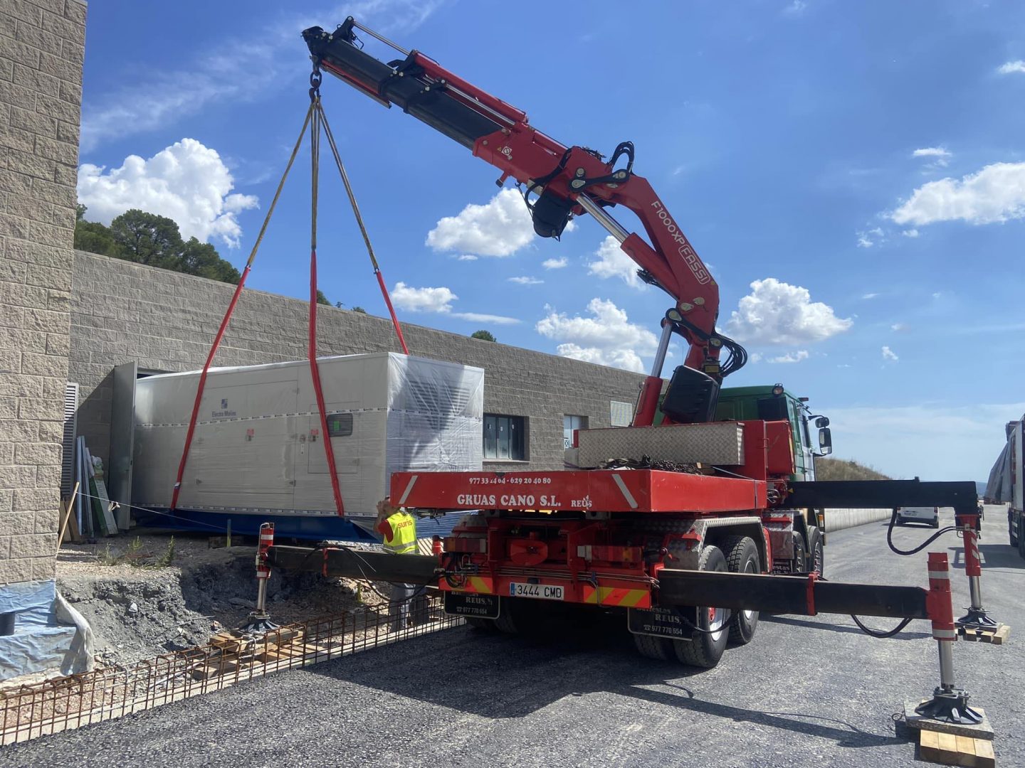 Grúas en España transporte con camión grúa Gruas Cano