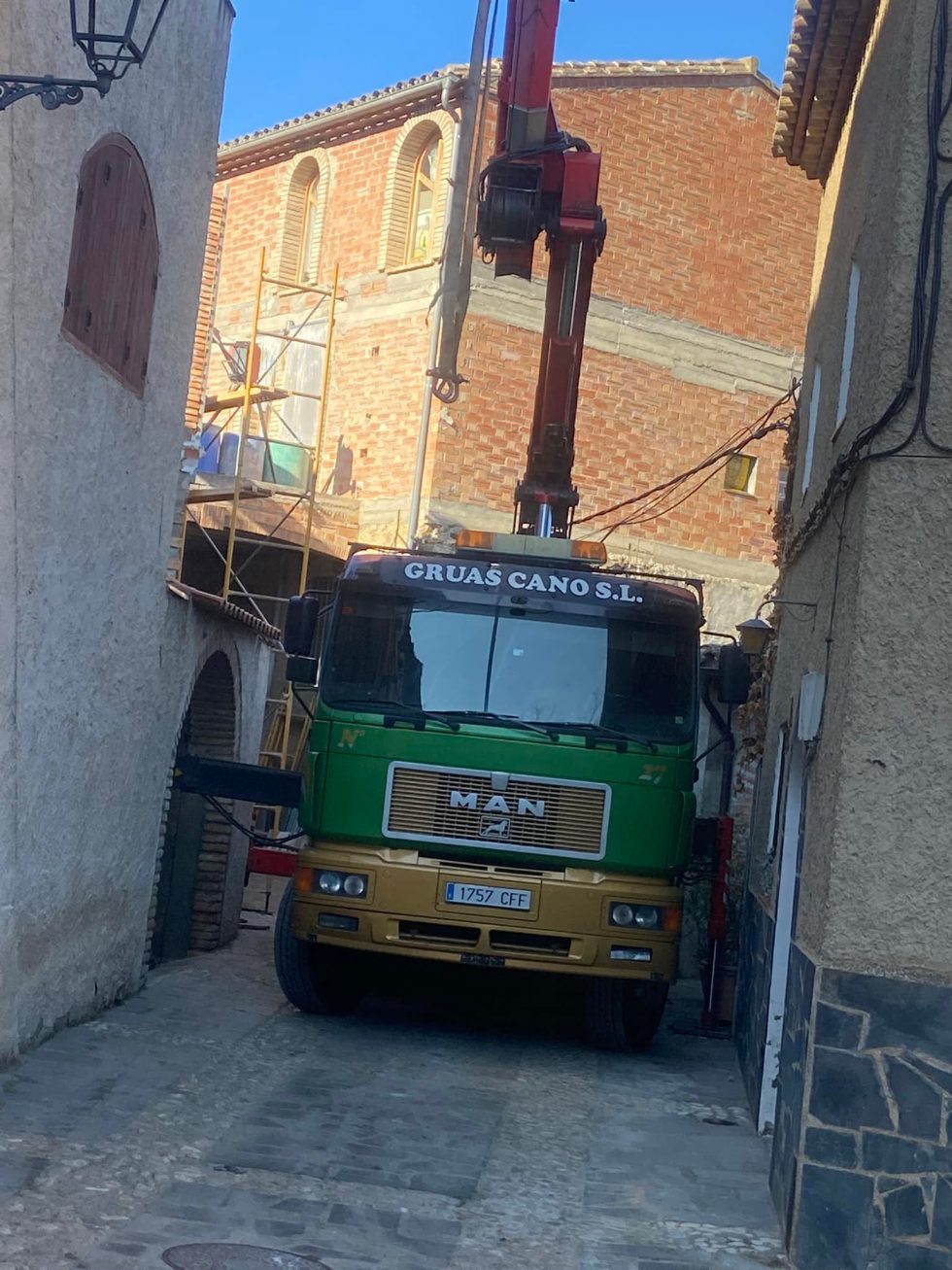 grúas para obras y reformas calles estrechas (2)