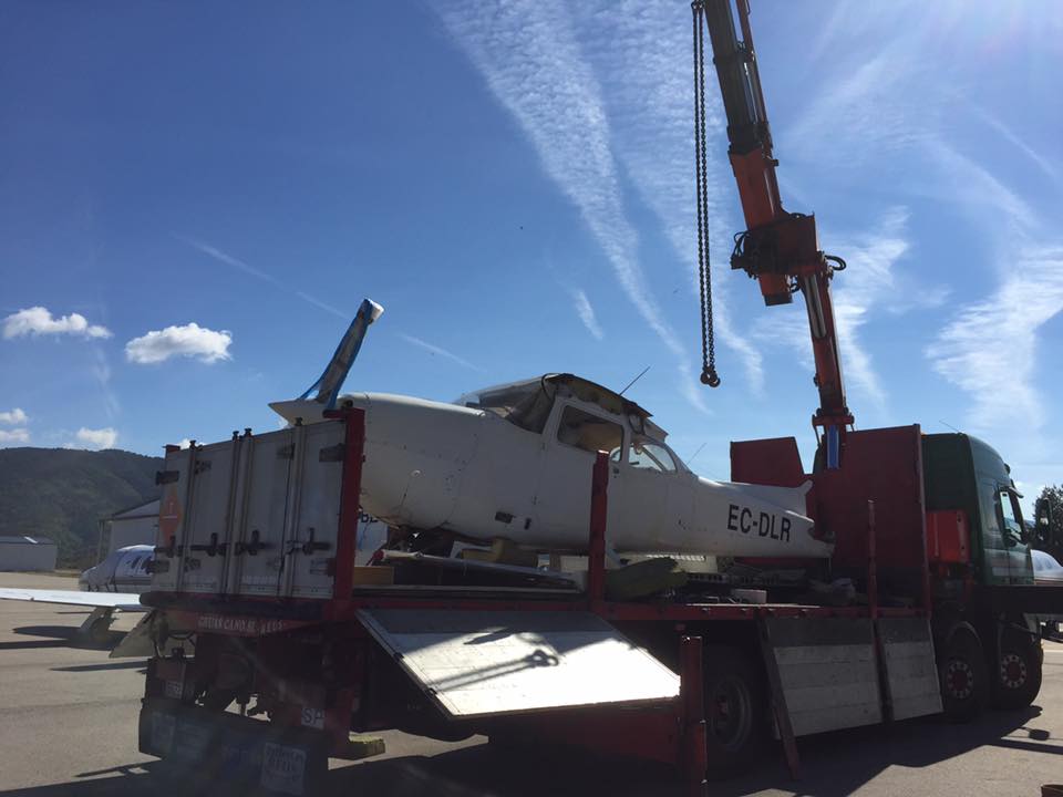 transporte avioneta por carretera con camión autocargente (1) transporte avioneta por carretera con camión autocargente (1)