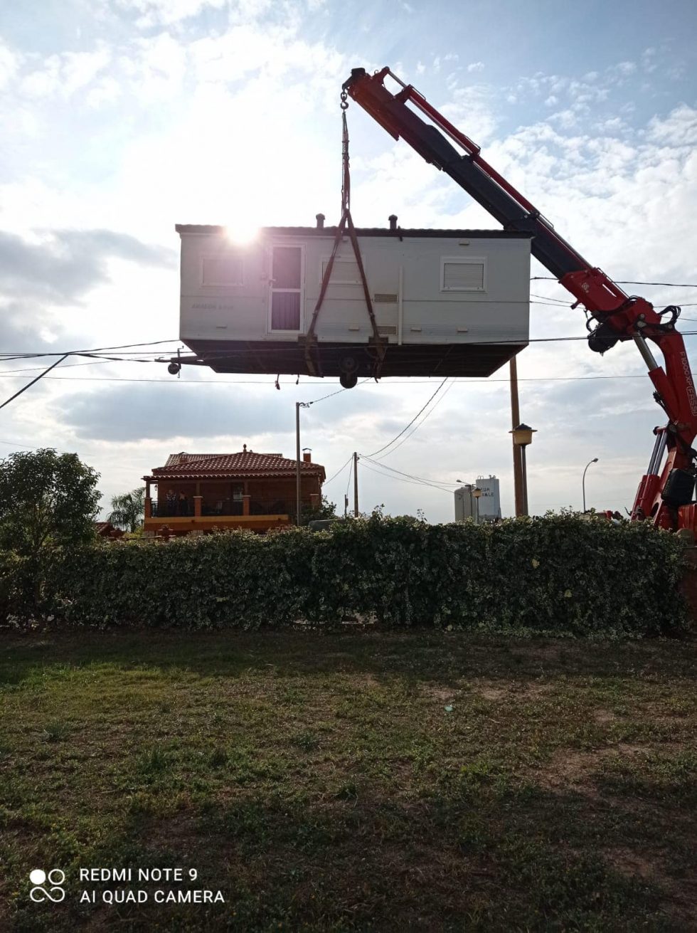 transporte casetas de obra y modulos con grúa