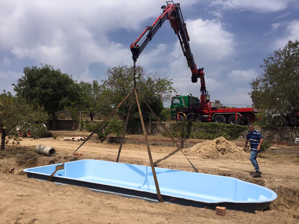 transporte de piscina con grúa