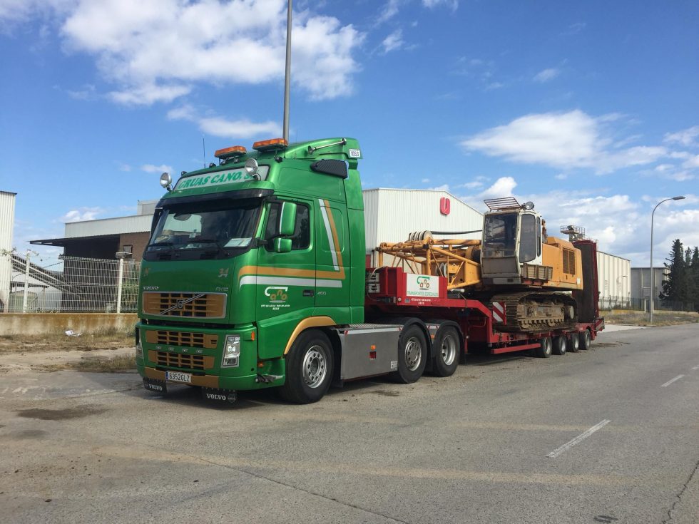 transporte maquinaria pesada por carretera grúas